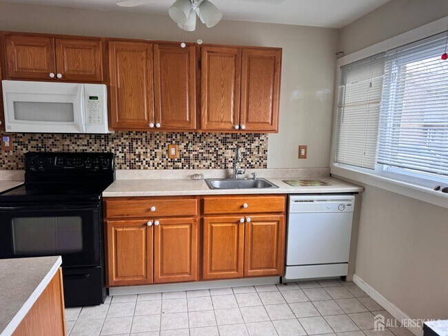 Foto del edificio - 489 Madison Dr