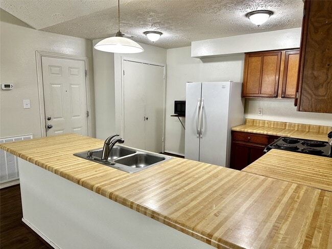 Building Photo - 13322 Oak Ledge Dr