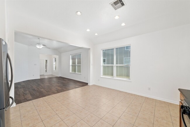 Foto del edificio - 9338 Logans Run Ln