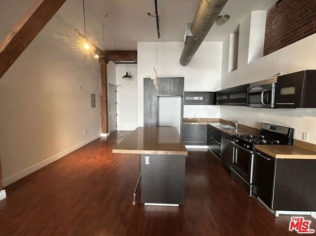 Foto del edificio - 652 Mateo St