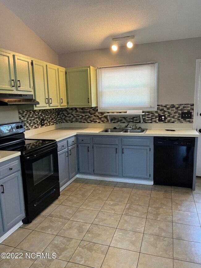 Building Photo - 2110 Tiffany Dr