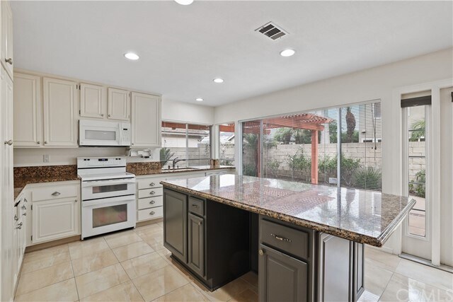 Foto del edificio - 920 Jasmine Cir