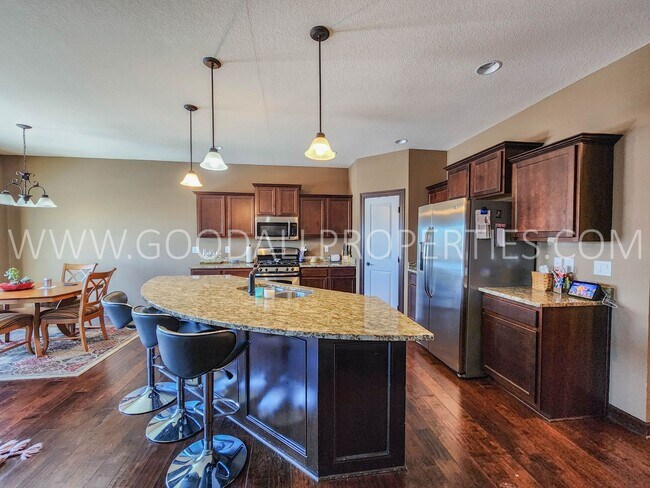 Building Photo - 3 Bedroom Detatched Townhome in Wes Des Mo...