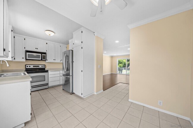 Building Photo - 4540 Maple Ave