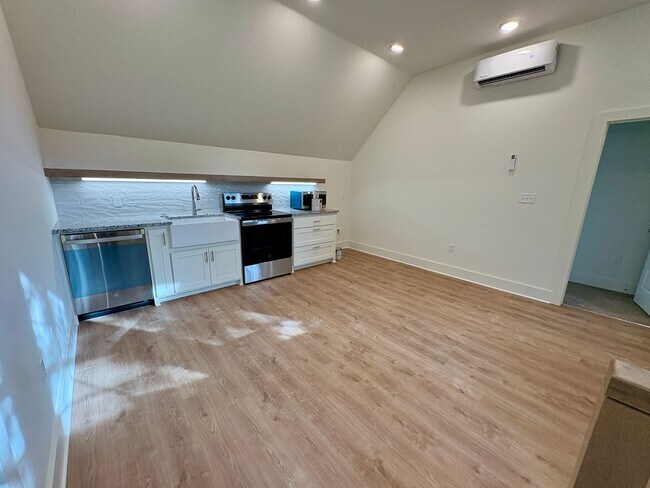 Foto del edificio - 2bd/2ba House with large Garage!