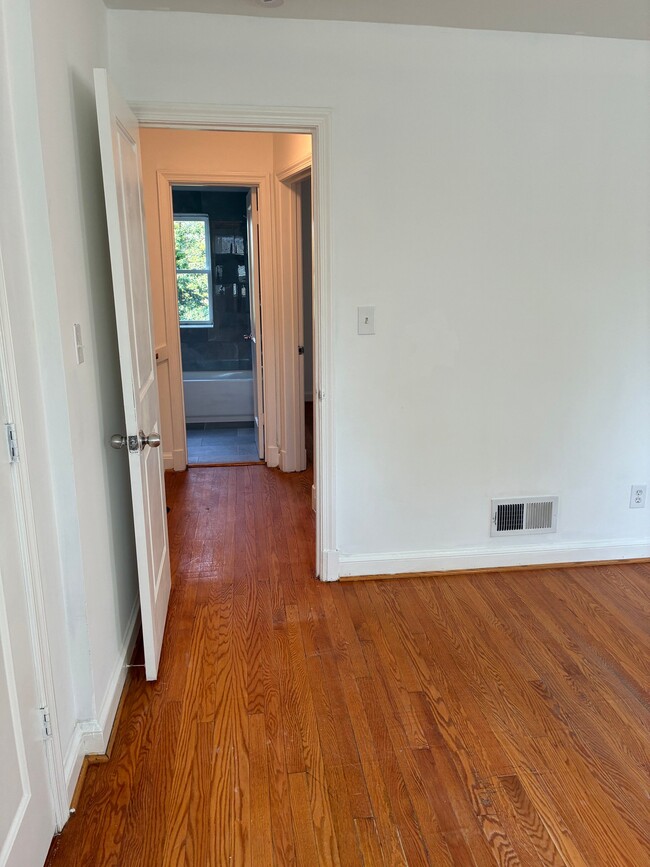Building Photo - 425 Oakwood St SE