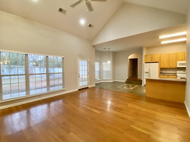 Building Photo - 110 Hillvale Ln
