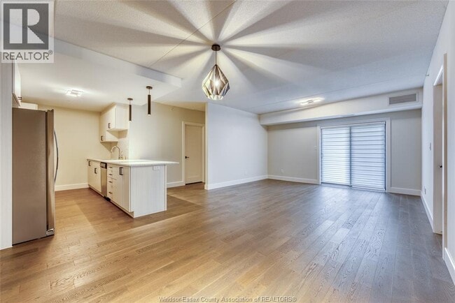 Photo du bâtiment - 2550 Sandwich W Pkwy