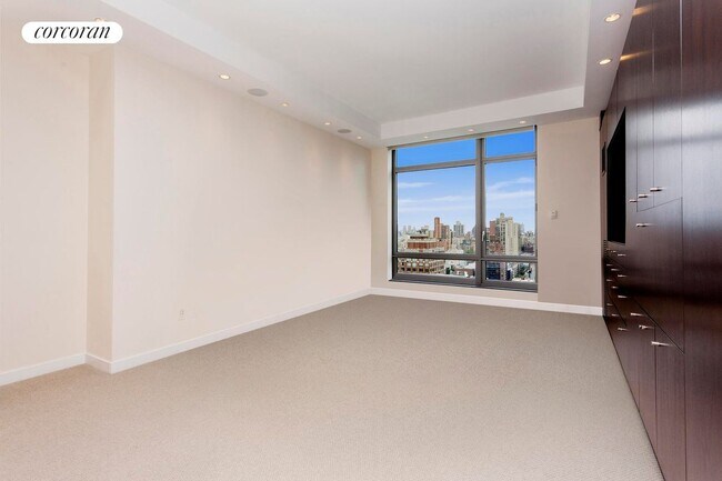 Building Photo - 450 E 83rd St