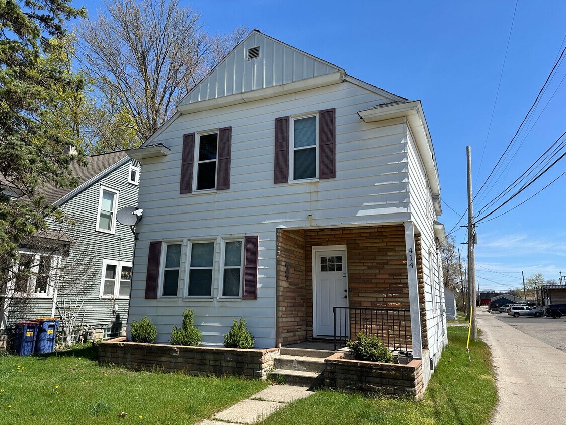 Primary Photo - 414 Grand NE