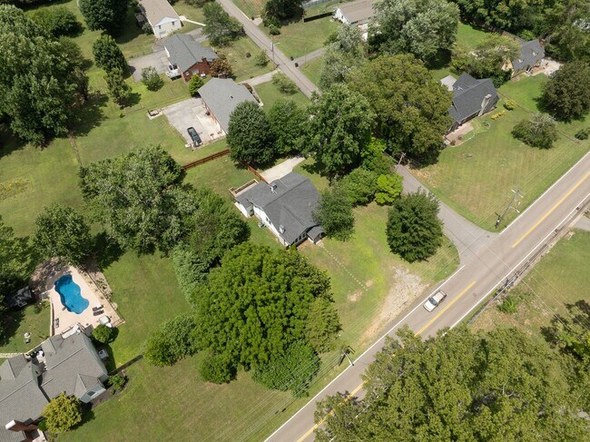 Building Photo - Knoxville 37917 - 3 bedroom 2 bath - call ...