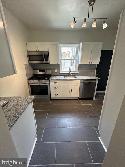 Building Photo - 2637 Latona St