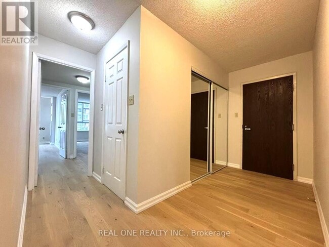 Photo du bâtiment - 711-1711 Bay St.