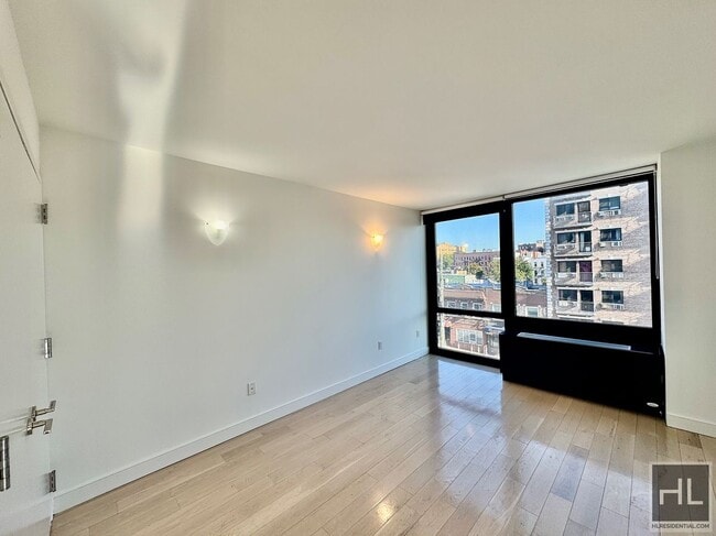 Foto del edificio - Rent stabilized 1 bedroom spanning 725 sq ...