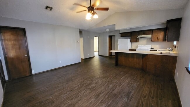 Building Photo - Easy Access ~ 3 bedroom 1 bathroom