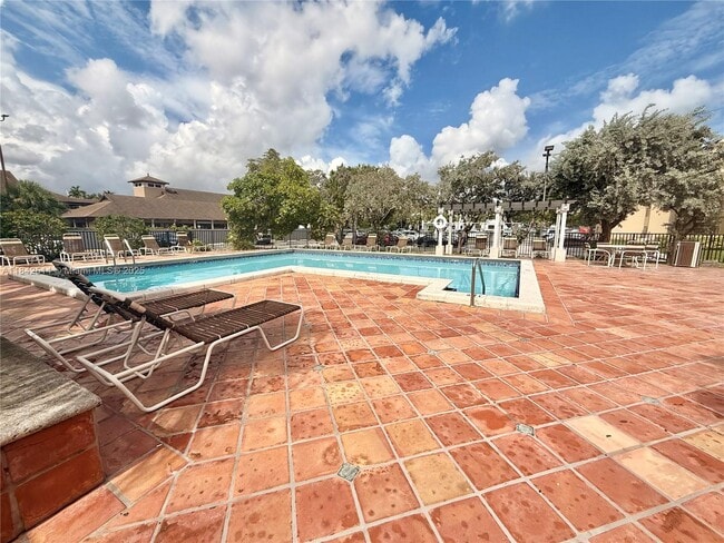 Building Photo - 10431 N Kendall Dr