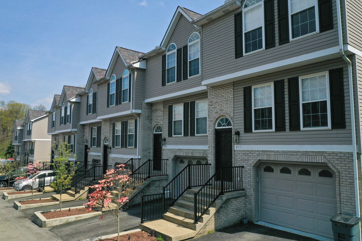 Foto principal - 2 Bed 1.5 Bath Townhome For Rent in Monaca PA