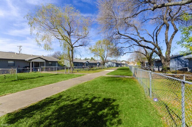 Building Photo - 2 br, 2 bath Apartment - Metker Gardens B1