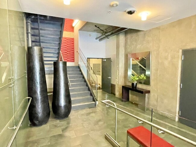 Building Photo - Beautiful Two Level 2 bed/2 bath in South ...