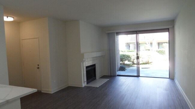 Foto del edificio - Remodeled, ground level, 1 bedroom, 1 bath condo in Lakeside Garden Grove Community