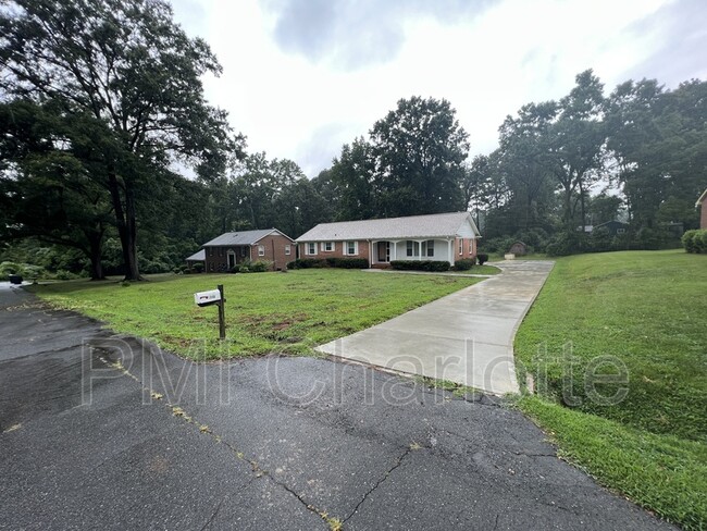 Building Photo - 7112 Whitside Ln