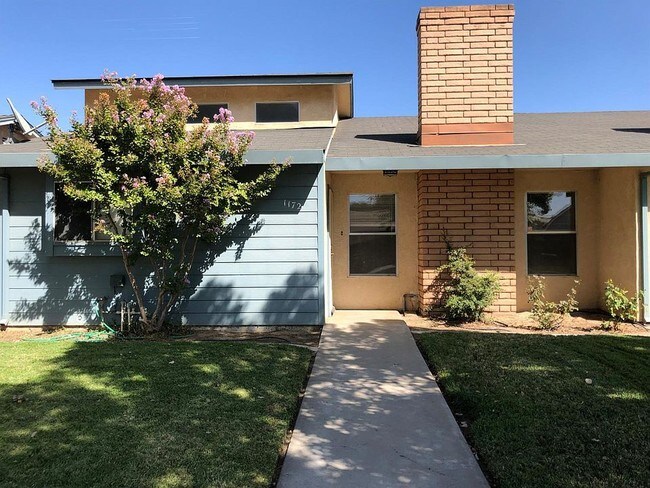Building Photo - 3 bedroom 2 bathroom home part of a duplex