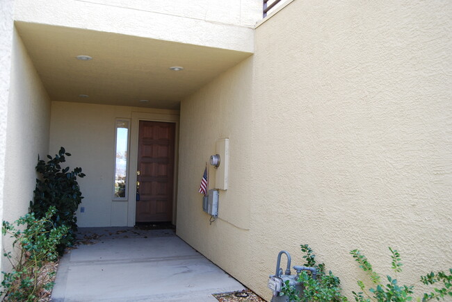 Building Photo - Skyline Villa Townhome For Rent!