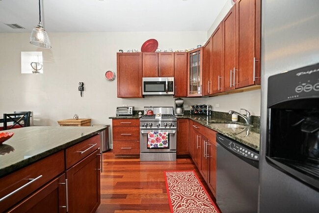 Building Photo - 2706 W Armitage Ave