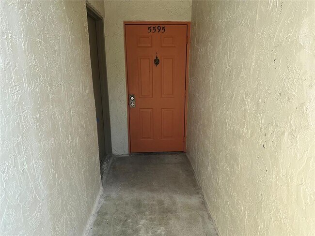 Foto del edificio - 5595 Courtyard Dr