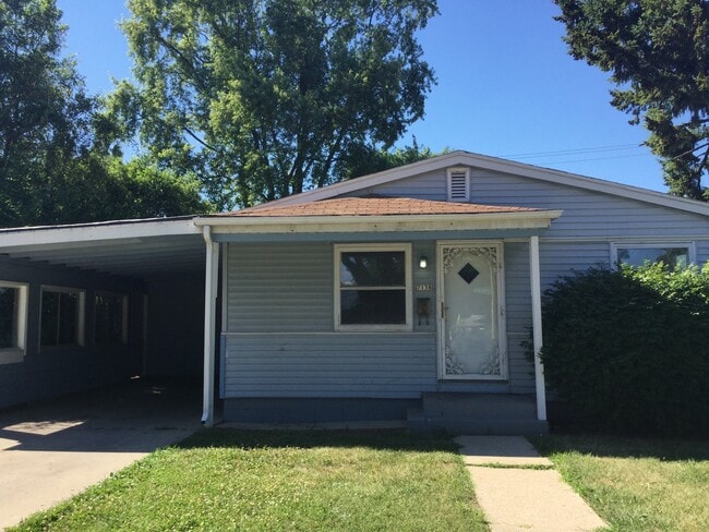 Building Photo - 4 Bedroom Single Family Home