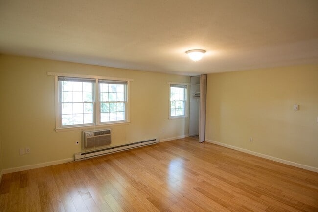Building Photo - One Bedroom condo in Northampton