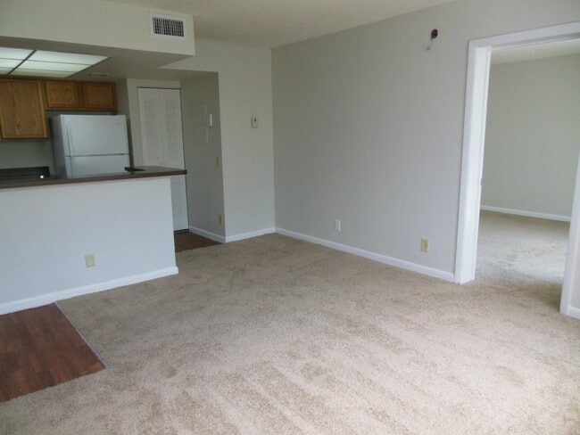 Building Photo - ONE BEDROOM ONE BATHROOM! Pool view!! WATE...