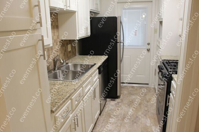 Building Photo - 2 BED & 1 BATH / NO PETS / NO S8