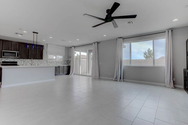 Foto del edificio - Stylish 3-Bed Home with Loft & EV Charger in Skye Canyon