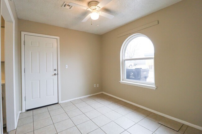 Building Photo - S Elm Ct Duplex