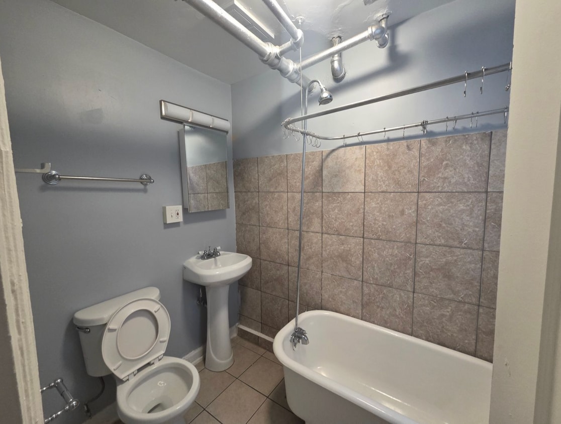 Building Photo - 5011 N Damen Ave