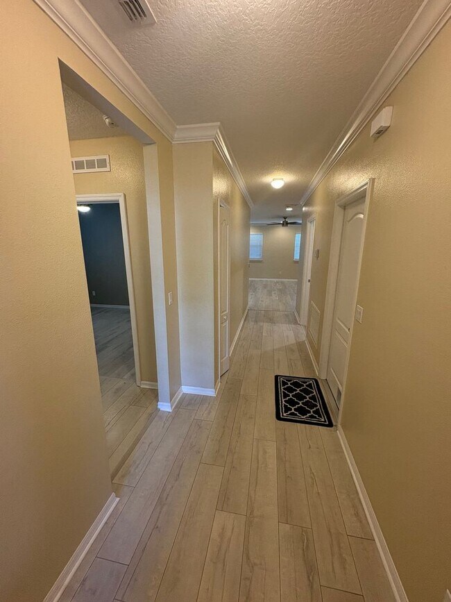 Foto del edificio - 3 Bed / 2 Bath Home w/ Solar Panels!