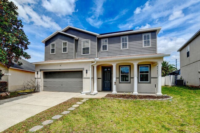 Foto del edificio - Perfect 4BR two story home with a Pool & Near Disney