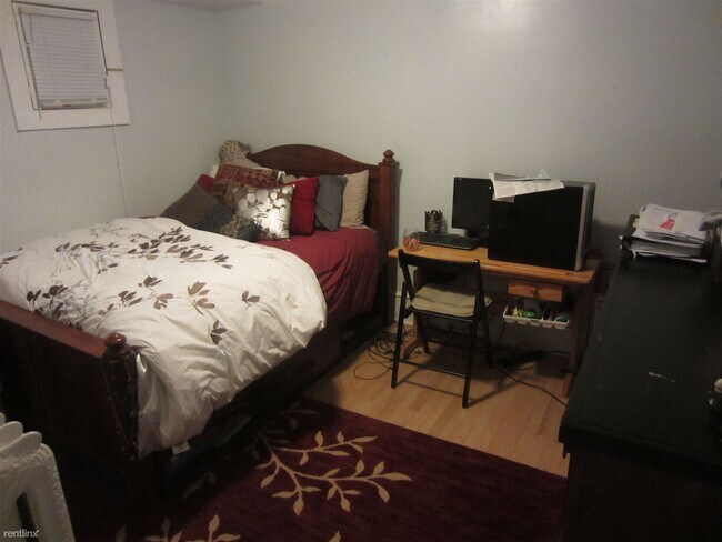 Foto del edificio - 2 br, 1 bath House - 521 N Division St Apt...