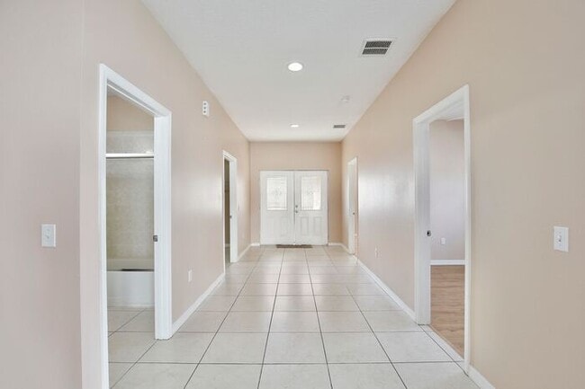 Building Photo - Spacious 4/2 Home with a Large Fenced Backyard and a 2 Car Garage Located in Buena Ventura Lakes ...