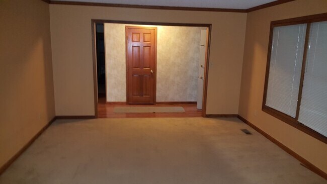 Building Photo - 330 Plaza Dr