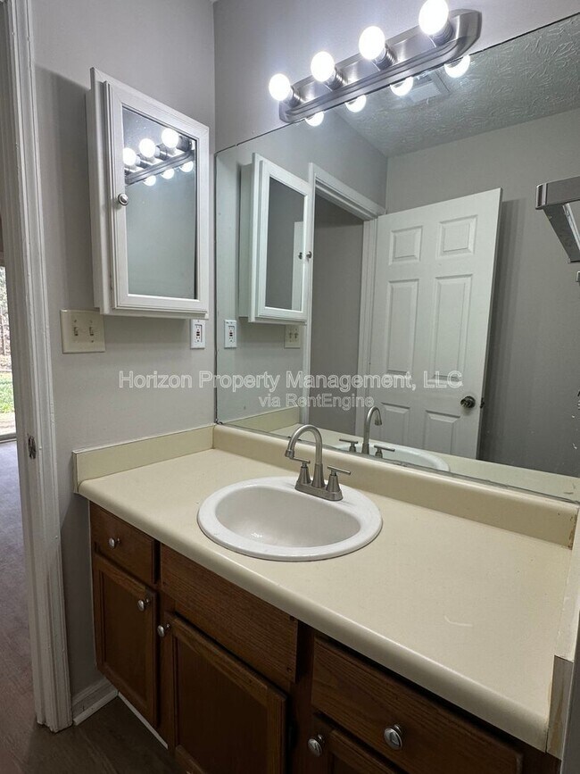 Foto del edificio - 5142 Farm Pl Dr NE