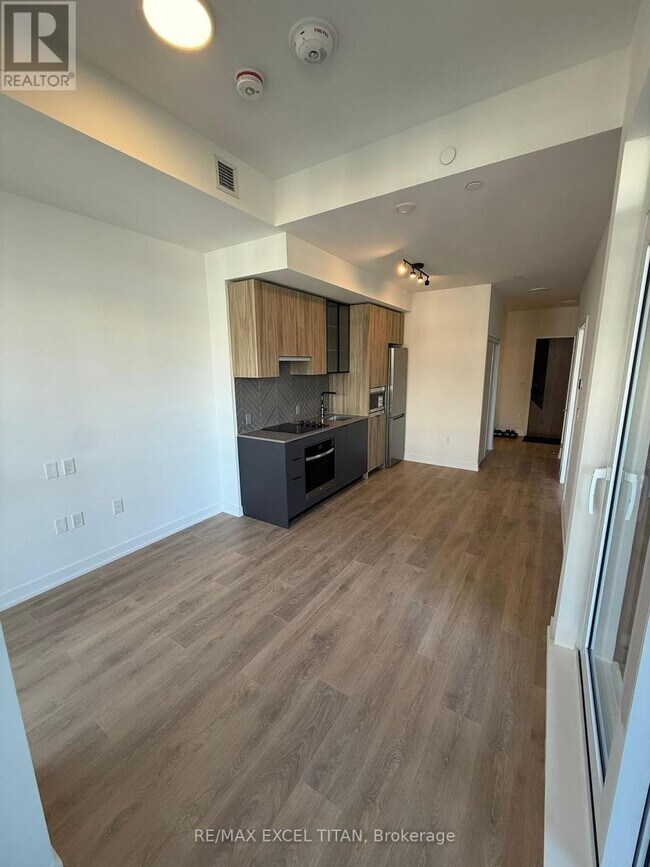 Photo du bâtiment - 1037 The Queensway