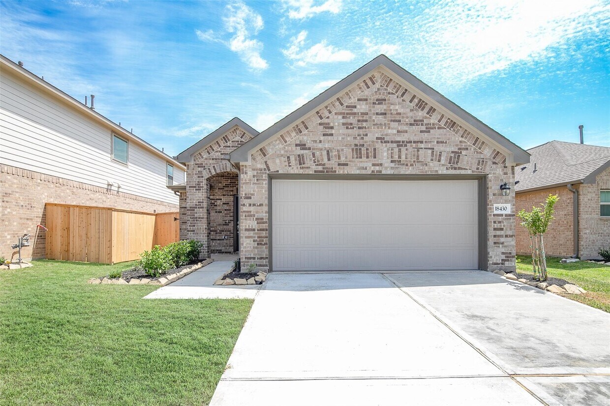 Foto principal - 18430 Cobalt Cove Ln