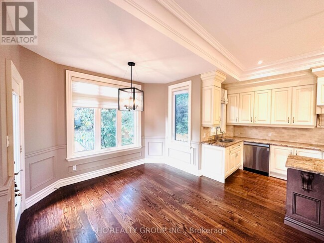 Building Photo - 546 Melrose Ave