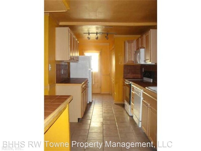 Building Photo - 3 br, 2.5 bath House - 560 Old Post Road