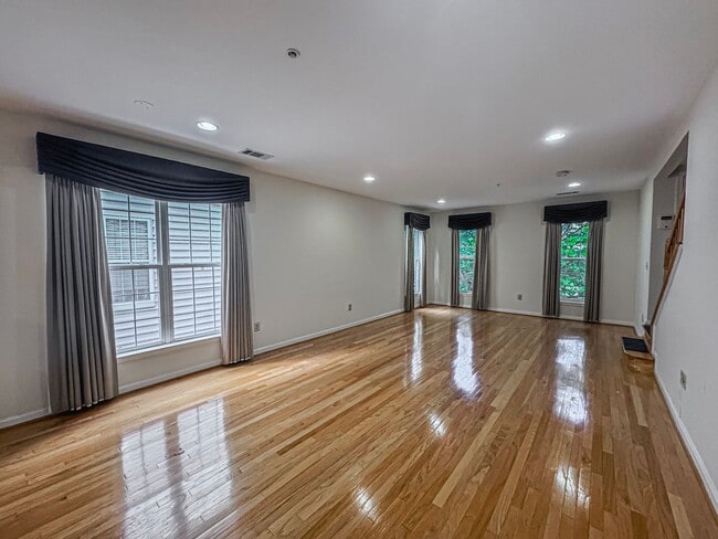Building Photo - Beautiful 2 Bed 2 Bath End-Unit Townhome I...