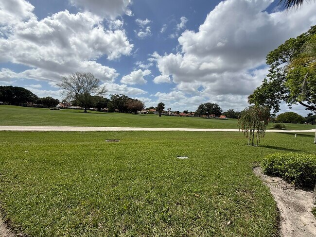 Foto del edificio - 717 Windermere Way