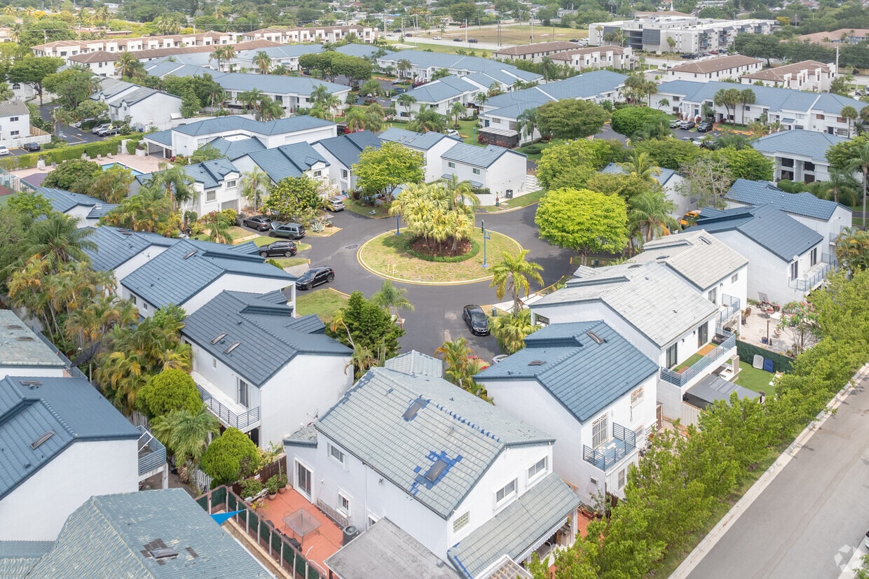 San Simeon Apartments in Miami, FL