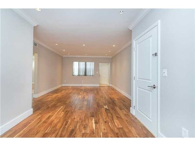 Building Photo - 2850 Pine Tree Dr